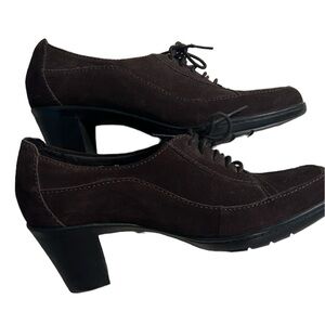Clarks Bendables Brown Suede lace up shoes - size 9. NWOB
